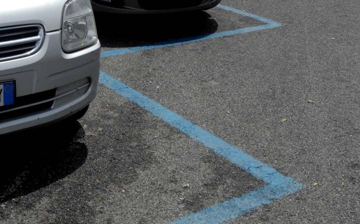Roma, sosta sulle strisce blu costa di pi&ugrave; da app: dal 1&deg; dicembre rincari fino al 15%