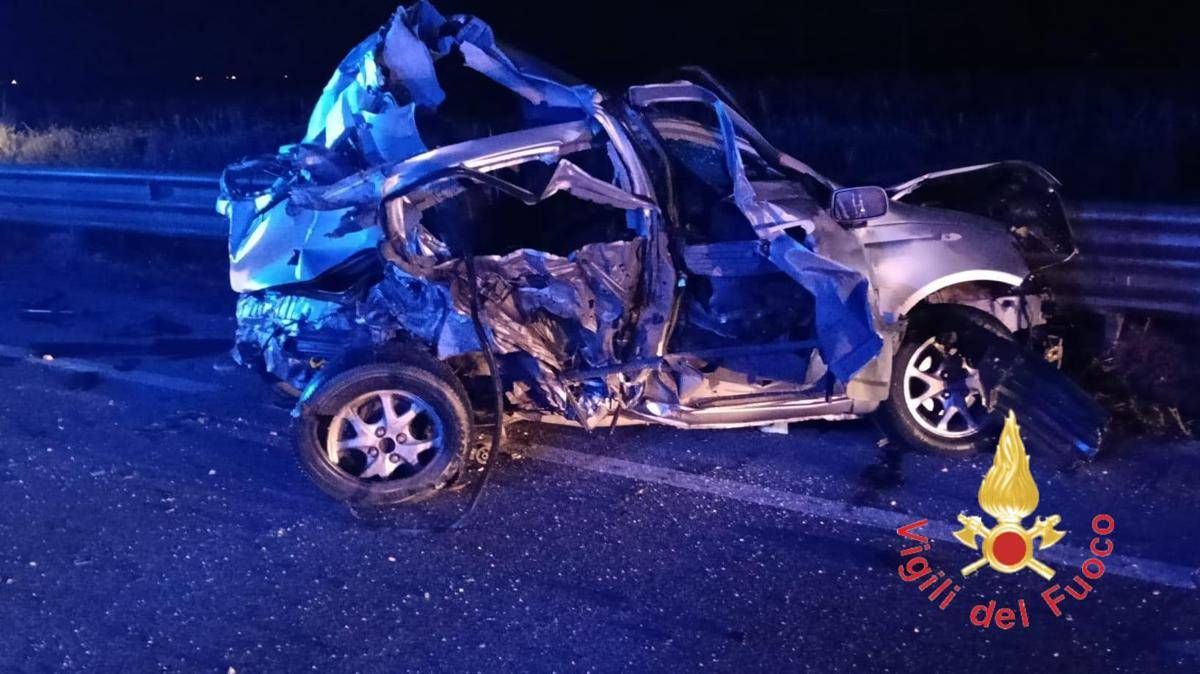 Scontro tra furgone e due auto sulla Ss 106, un morto e tre feriti