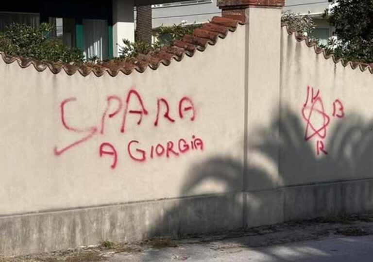 ‘Spara a Giorgia’, rimossa scritta minatoria contro Meloni a Pietrasanta