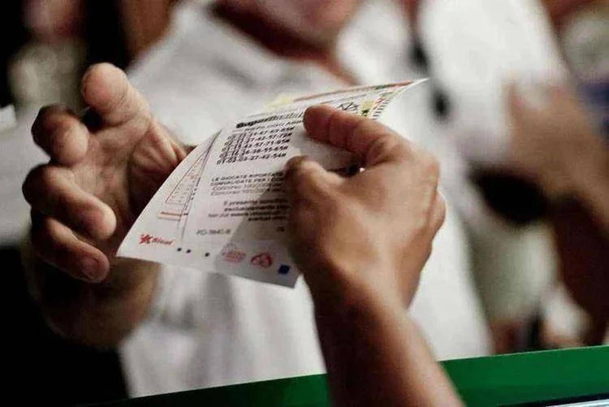 Superenalotto, numeri e combinazione vincente 19 dicembre 2025