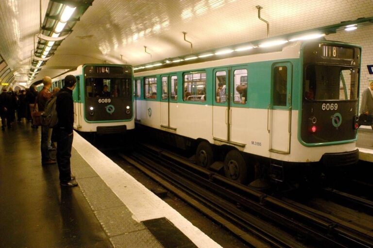 Tre donne accoltellate sulla metro di Parigi. Arrestato l’aggressore