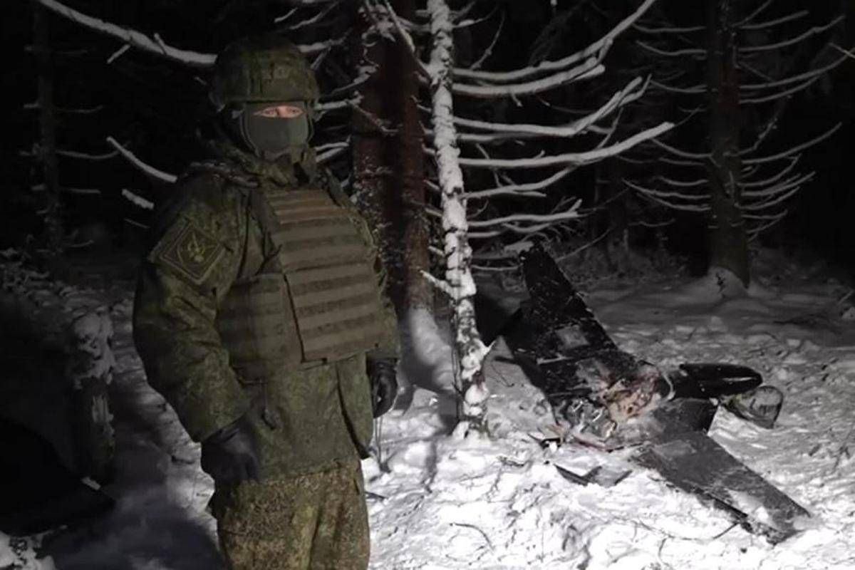 Ucraina, attacco alla residenza di Putin: Russia mostra il drone abbattuto