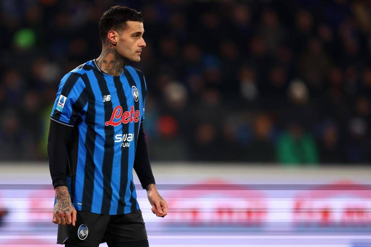 Atalanta-Roma, gol di Scalvini e Scamacca e doppio check Var tra le proteste giallorosse. Cos’è successo