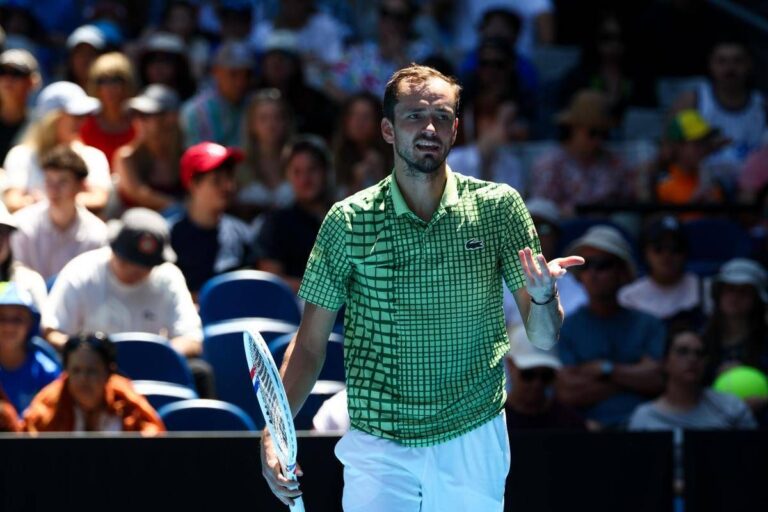 Australian Open, Medvedev non rinuncia a nazionalità russa: “Non ci ho mai pensato”