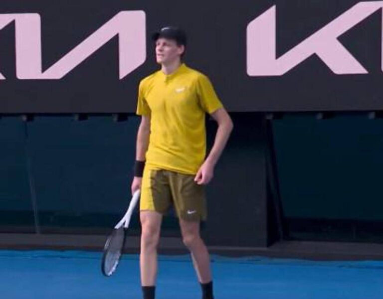 Australian Open, Sinner scherza su Alcaraz: “Non mi manca”. Poi boccia il nuovo kit