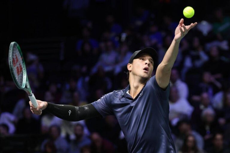 Australian Open, cori, bandiere e… Maradona: è Italia-Argentina sugli spalti per Darderi-Baez