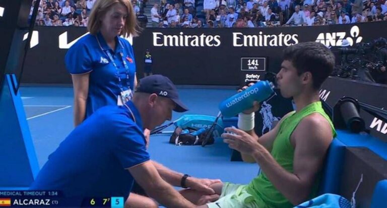 Australian Open, crampi per Alcaraz. E il medical time out fa infuriare Zverev