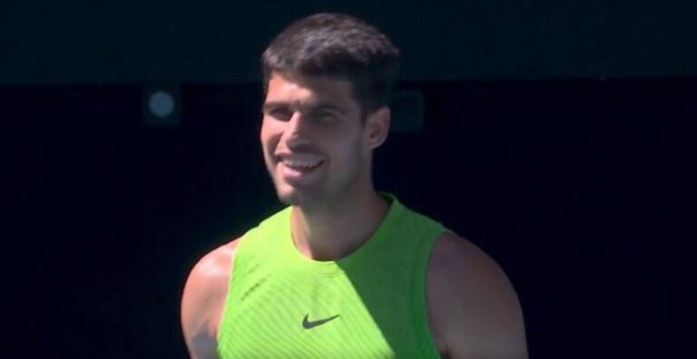 Australian Open, tifoso urla “Carlos Nadal!” e Alcaraz scoppia a ridere