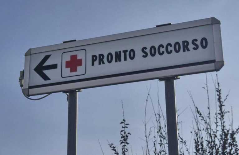 Auto contro un muretto nel Barese, morti fratello e sorella