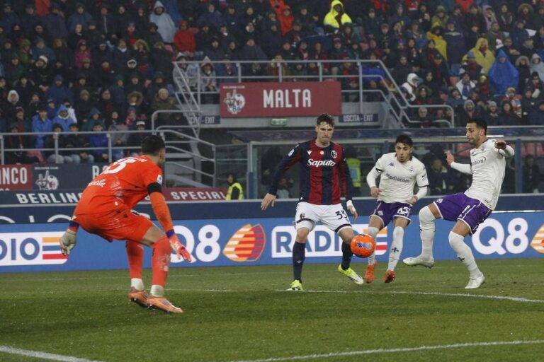 Bologna-Fiorentina 1-2, vittoria viola con dedica a Commisso