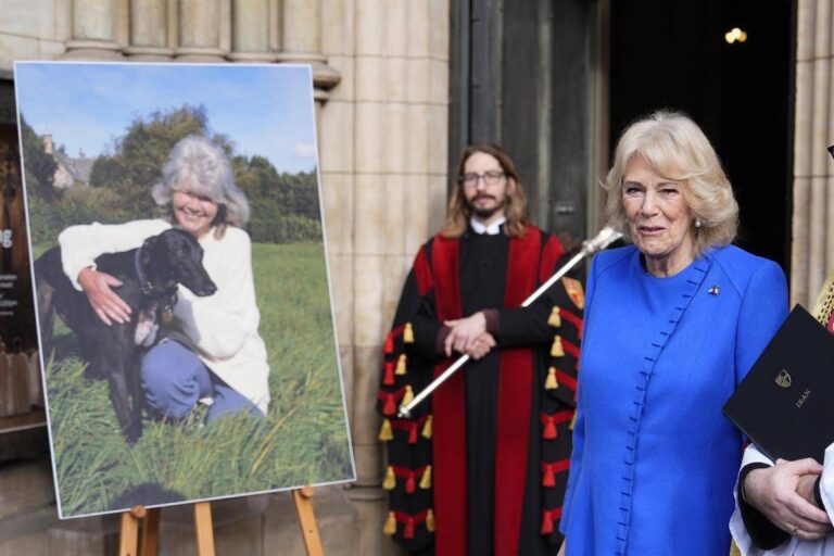 Camilla si inchina alla ‘regina’ dei romanzi rosa, l’omaggio a Jilly Cooper