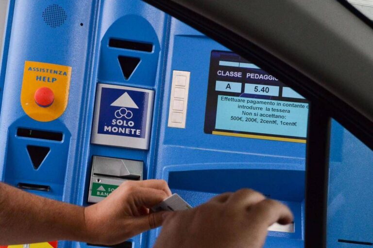 Carburanti, pedaggi, Rc auto: “Aumenti a raffica nel 2026”