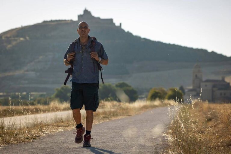 Checco Zalone fa esplodere la febbre per il Cammino di Santiago, atteso boom di italiani