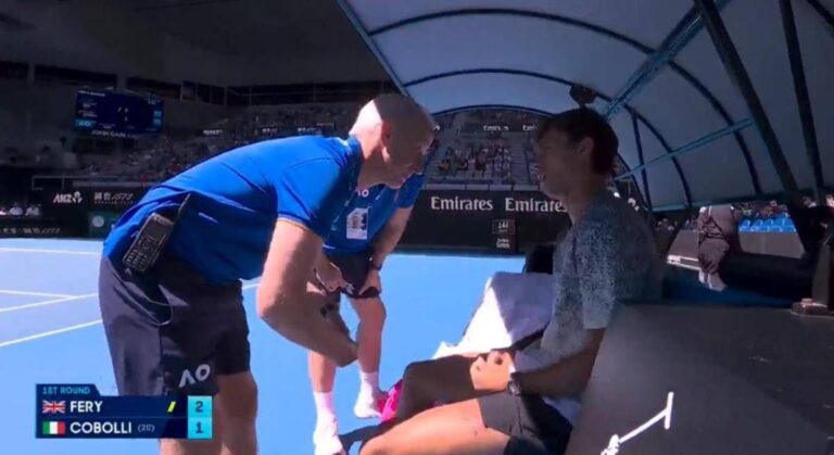 Cobolli, malessere agli Australian Open: “Posso andare in bagno?”