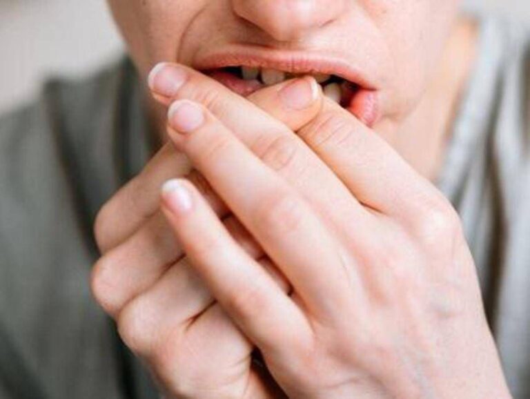 Da mangiarsi le unghie al ‘ghosting’, perché lo facciamo? “E’ sopravvivenza”