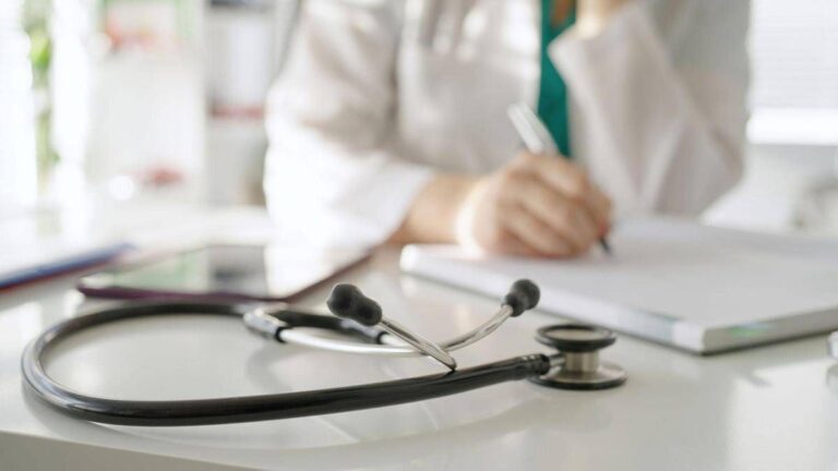 Dai medici ai content creator: ecco le professioni che guadagnano di più e i settori in crescita