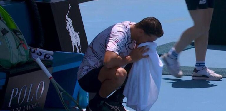 Darderi, malessere e vomito agli Australian Open. Poi spacca la racchetta