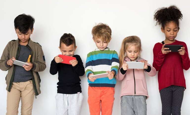 Francia, social vietati a under 15: Camera approva