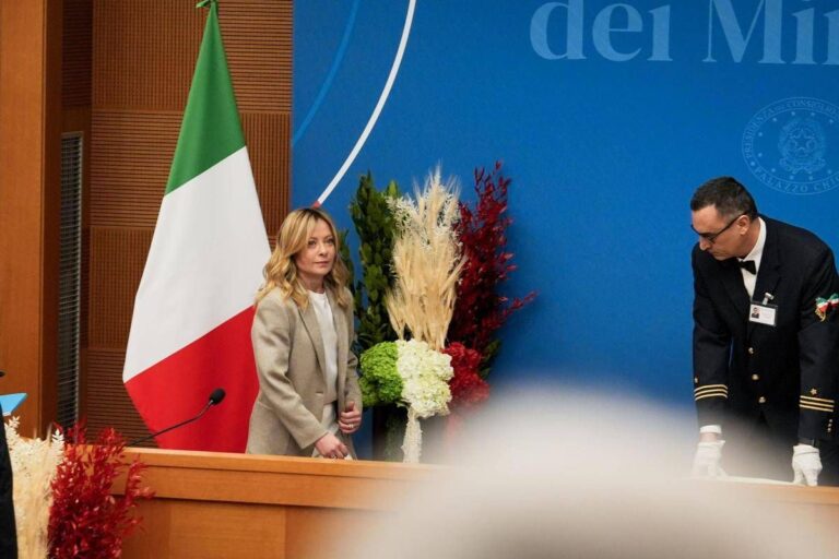 Giacca beige e chioma ‘beachwaves’, il look di Meloni in conferenza stampa