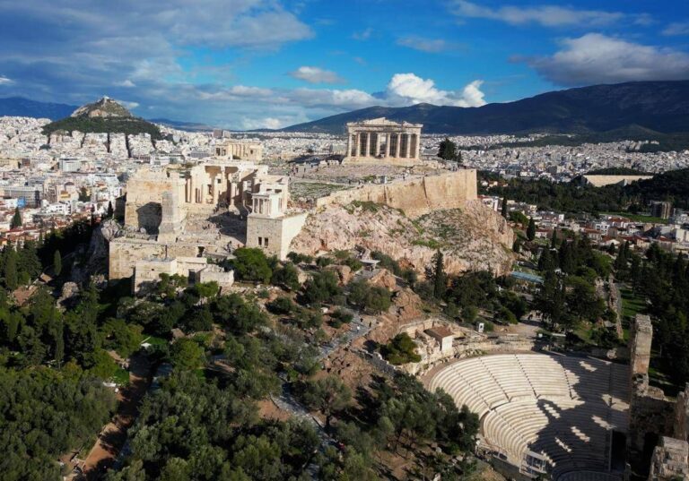 Grecia, voli sospesi in tutto il Paese per guasto a sistema di controllo