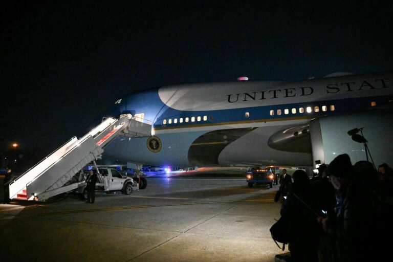 Guasto all’Air Force One in volo verso Davos, Trump cambia aereo e riparte