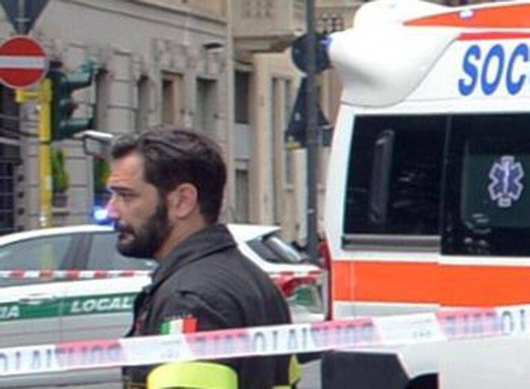 Incidente in corso Sempione a Milano tra mezzo Amsa e due auto: un morto e due feriti