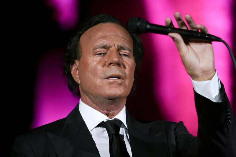 Julio Iglesias, archiviata denuncia per aggressioni sessuali