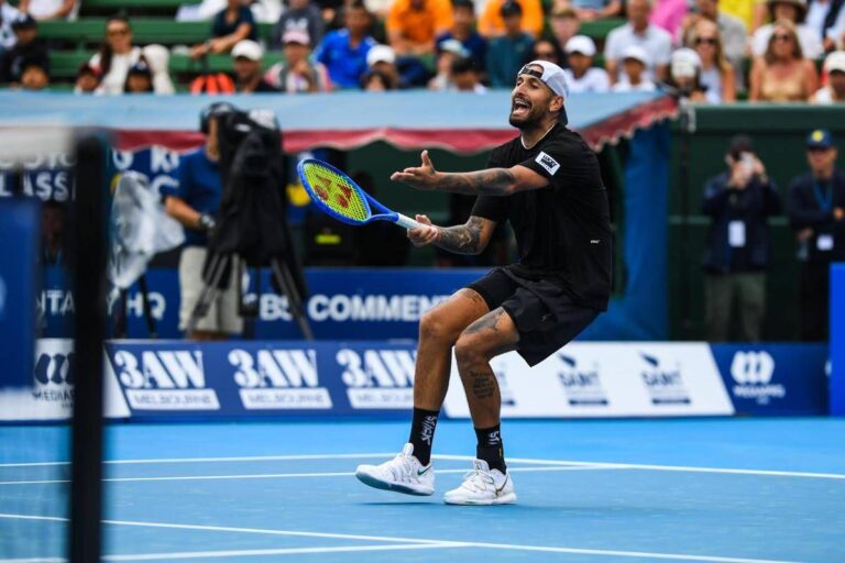 Kyrgios eliminato in doppio agli Australian Open, ma non ci sta: “Le regole sono stupide”