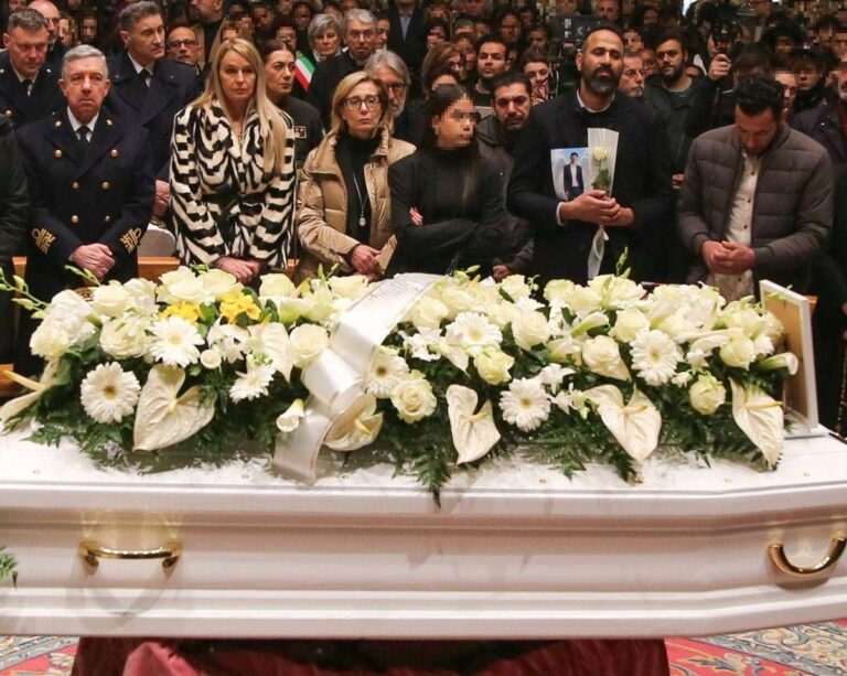 La Spezia, in migliaia ai funerali di Aba. Il vescovo: “Il dolore è di tutta la comunità”