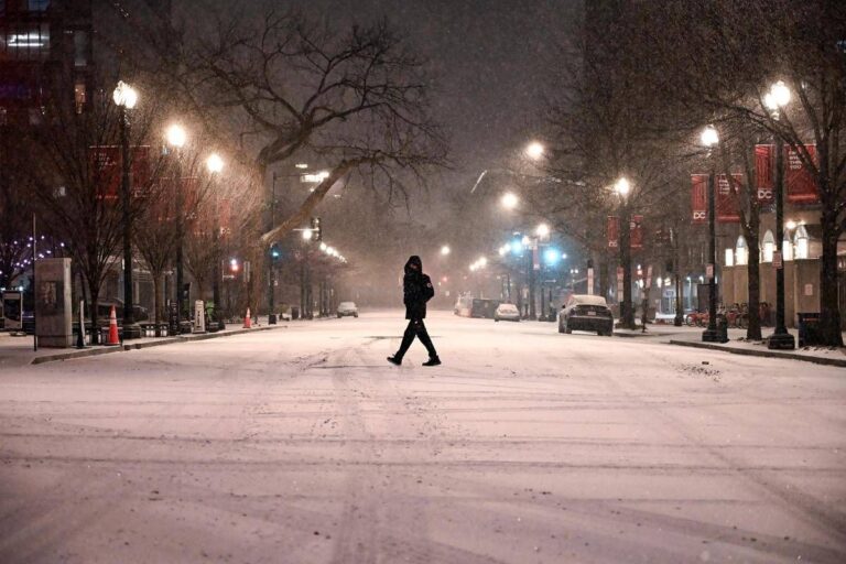 La super tempesta investe New York, neve record e incubo ghiaccio