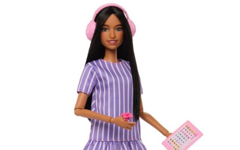 Mattel lancia la prima Barbie con autismo, ha cuffie antirumore e spinner antistress