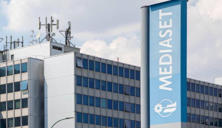 Mediaset dopo il video di Corona: “Libertà di espressione non è libertà di diffamazione”