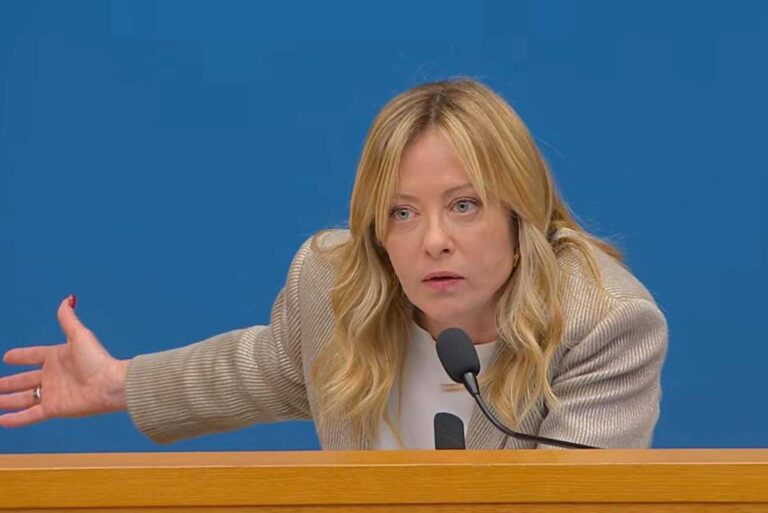 Meloni, domanda sulle tasse: “Quando pensate di farlo?”. E lei risponde ‘furiosa’