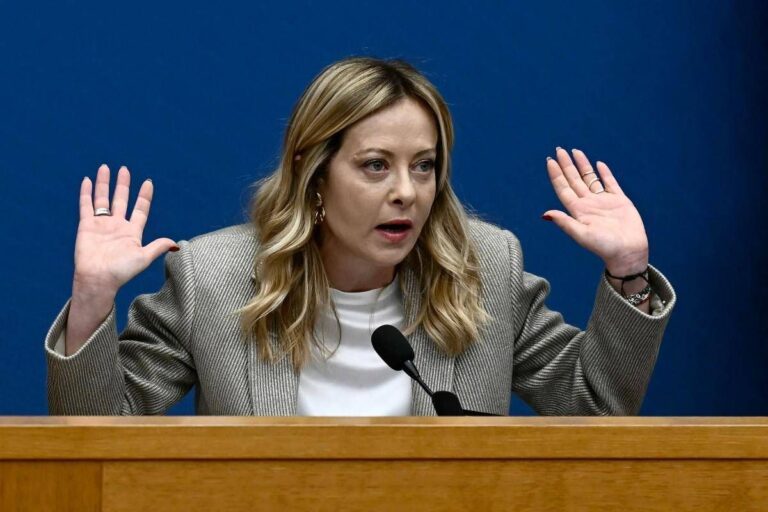 Meloni e la domanda-fiume in conferenza: “Rischiamo di farci linciare”