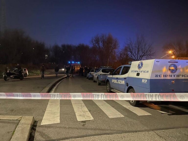 Milano, morto 28enne in sparatoria con polizia: “Aveva pistola, forse a salve”. Agente indagato