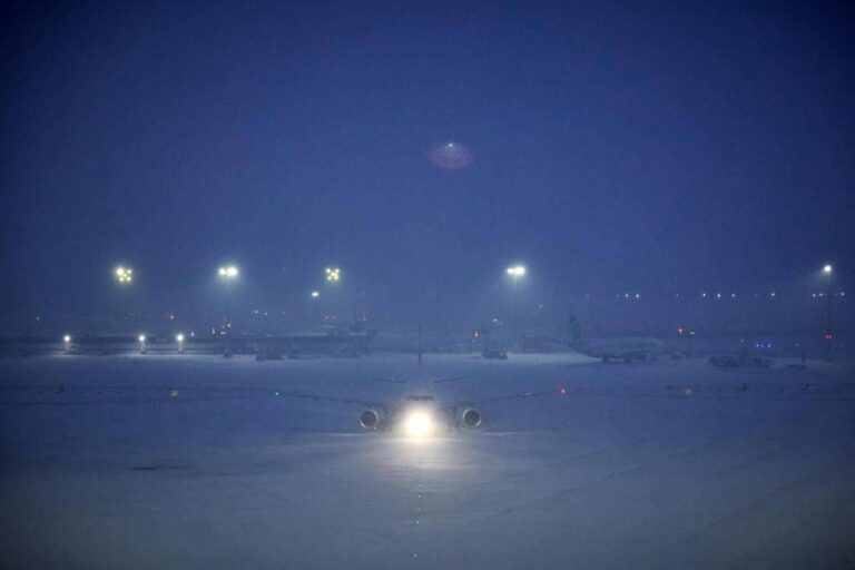 Neve e gelo in Francia, Parigi imbiancata: voli cancellati e trasporti nel caos