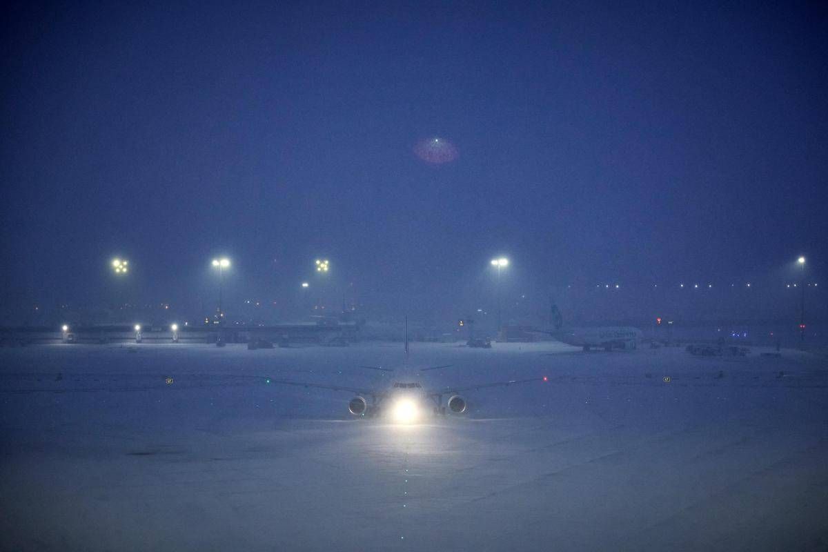 Neve e gelo in Francia, Parigi imbiancata: voli cancellati e trasporti nel caos