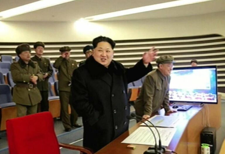 Nordcorea, Kim ai suoi soldati che combattono con la Russia: “Eroi in terra straniera”