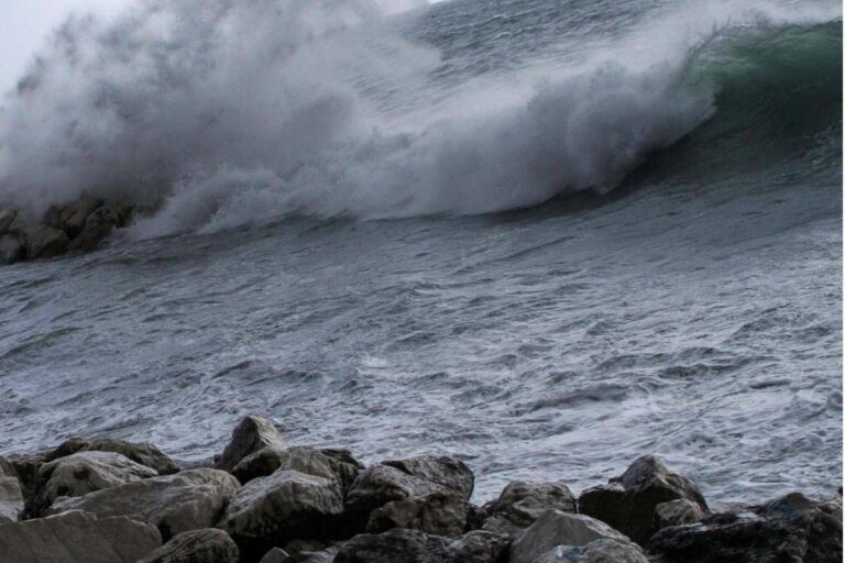 Nuova burrasca sull’Italia, niente gelo ma tanto vento e pioggia: le previsioni meteo