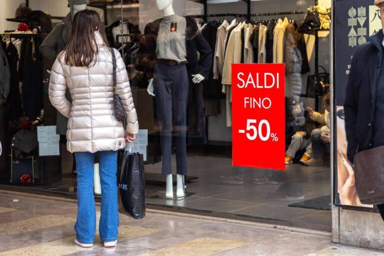 Oggi iniziano i saldi invernali 2026, dai cambi ai pagamenti cosa c’è da sapere