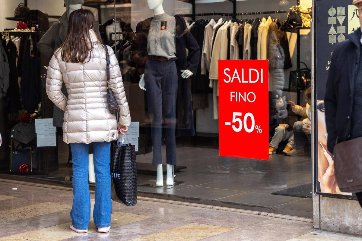 Oggi iniziano i saldi invernali 2026, dai cambi ai pagamenti cosa c’è da sapere