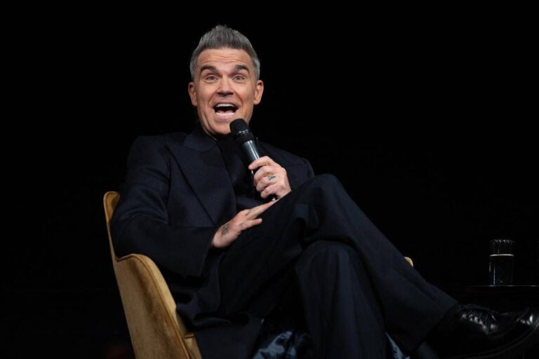 Robbie Williams supera i Beatles, record di album numero uno in Gb