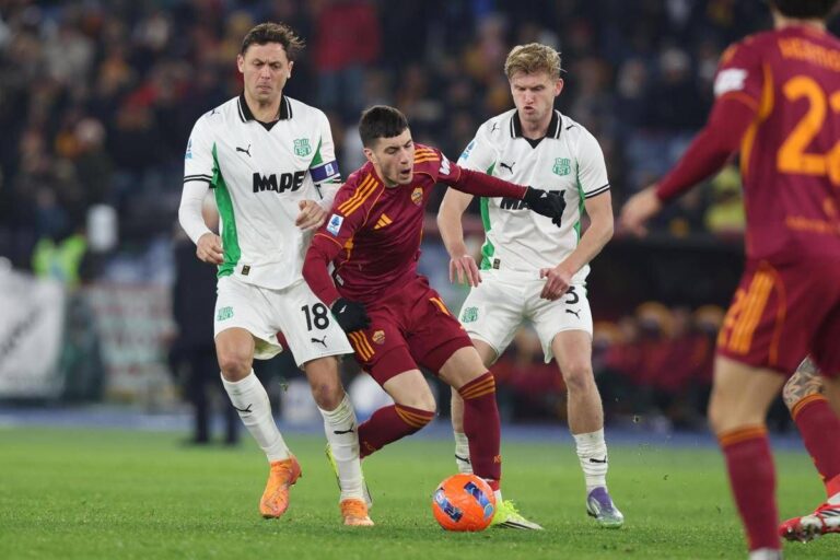 Roma-Sassuolo, rigore dato e poi revocato ai giallorossi. Cos’è successo