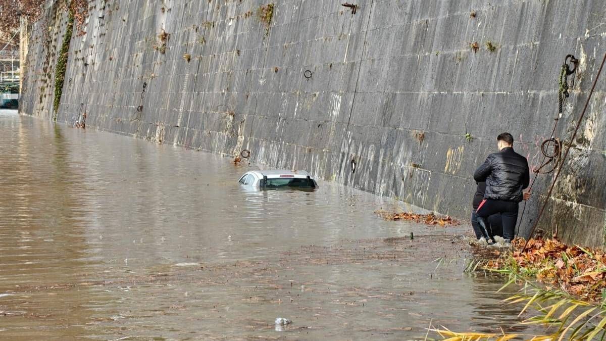 Roma, auto sulla banchina del Tevere viene sommersa dall’acqua