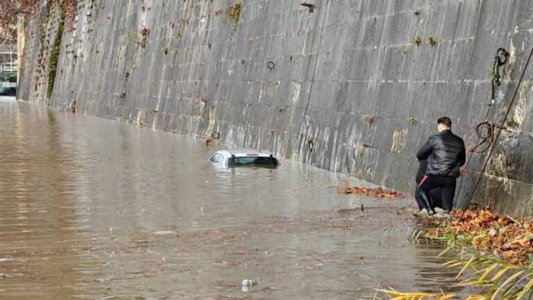 Roma, auto sulla banchina del Tevere viene sommersa dall’acqua