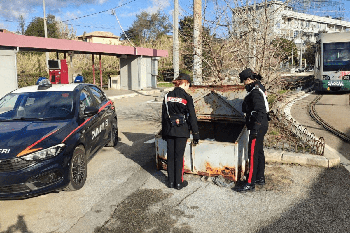 Roma, cadavere in cassonetto: forse un clochard morto per cause naturali