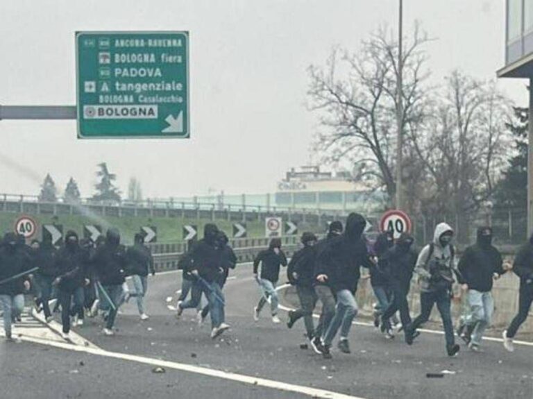 Scontri tra tifosi della Fiorentina e della Roma, guerriglia in autostrada