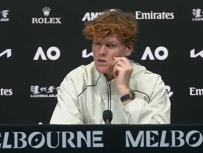 Sinner, via il ‘braccialetto’ agli Australian Open: “E’ vietato, lo tolgo”