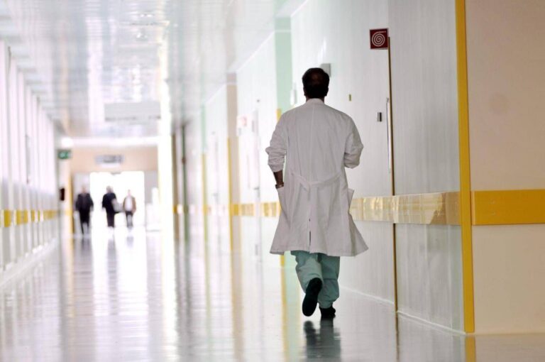 Travolto mentre va a scuola, 14enne muore nel Torinese