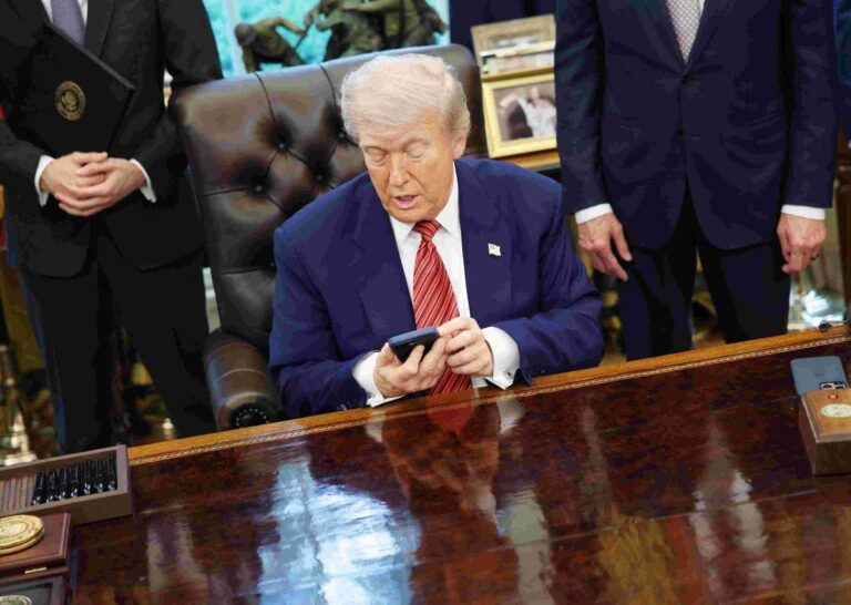 Trump pubblica i messaggi privati di Macron. Ma cosa rischia (in Italia) chi fa come lui?